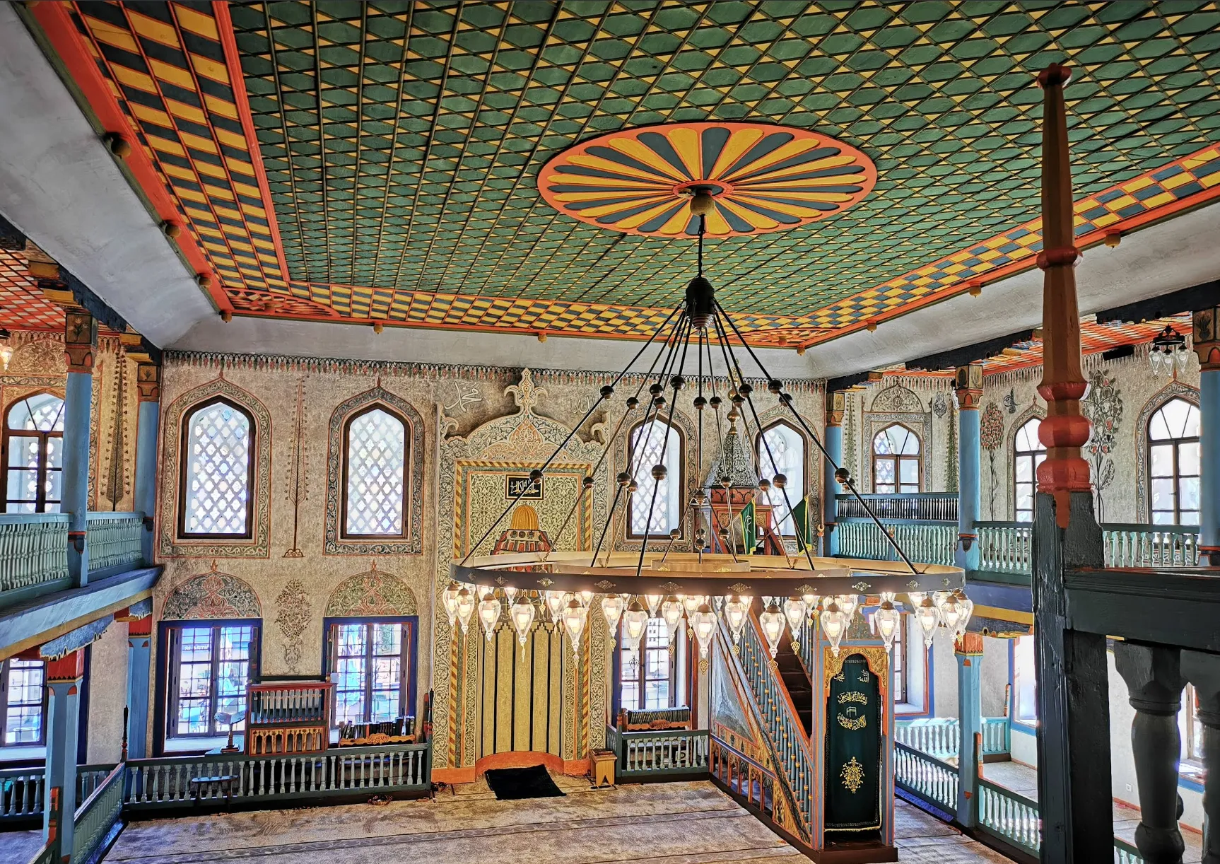 Prelepa unutrašnjost Šarene džamije sa ornamentima i lusterima