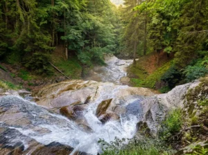 Pogled na vodu koja se preliva preko stijena na slapovima Kozice