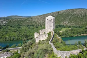 Srednjovjekovna kula Starog grada Počitelja iznad rijeke Neretve, kameni bedemi na stjenovitom terenu
