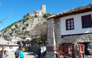 Uska kamena ulica Starog grada Počitelja sa tradicionalnim kućama i tvrđavom na vrhu brda