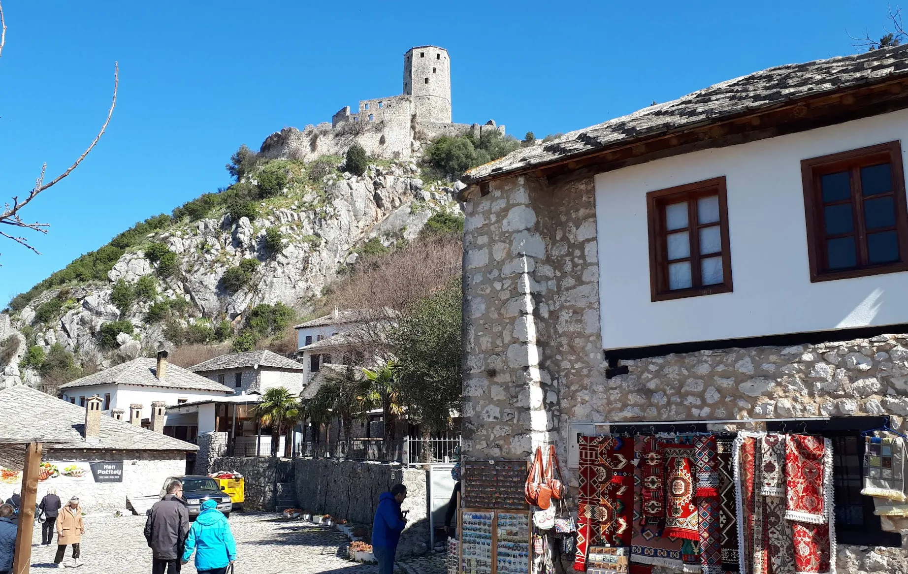Uska kamena ulica Starog grada Počitelja sa tradicionalnim kućama i tvrđavom na vrhu brda