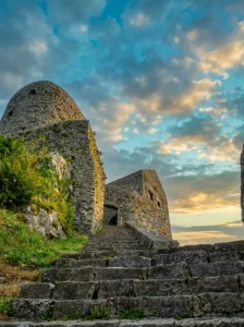 Kameno stepenište koje vodi kroz masivne zidine i ulaznu kapiju srednjovekovne tvrđave Srebrenik pod oblacima