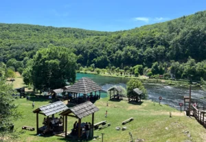 Pogled odozgo na Štrbački buk na rijeci Uni, drvene konstrukcije i zelenilo uz obalu