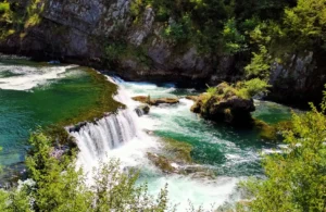 Slapovi Štrbačkog buka na rijeci Uni, bijela pjena vode između zelenih obala