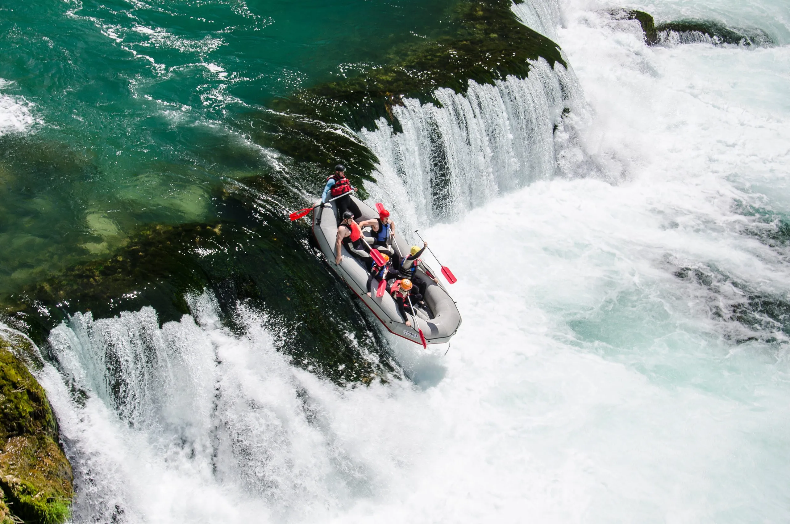 Rafting čamac sa turistima prolazi preko slapova Štrbačkog buka na rijeci