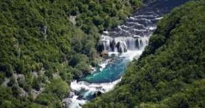 Panoramski pogled odozgo na Štrbački buk, višestruki slapovi rijeke Une okruženi gustom šumom