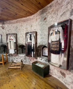 Unutrašnjost Travničke tvrđave sa tradicionalnom nošnjom i kamenim zidovima