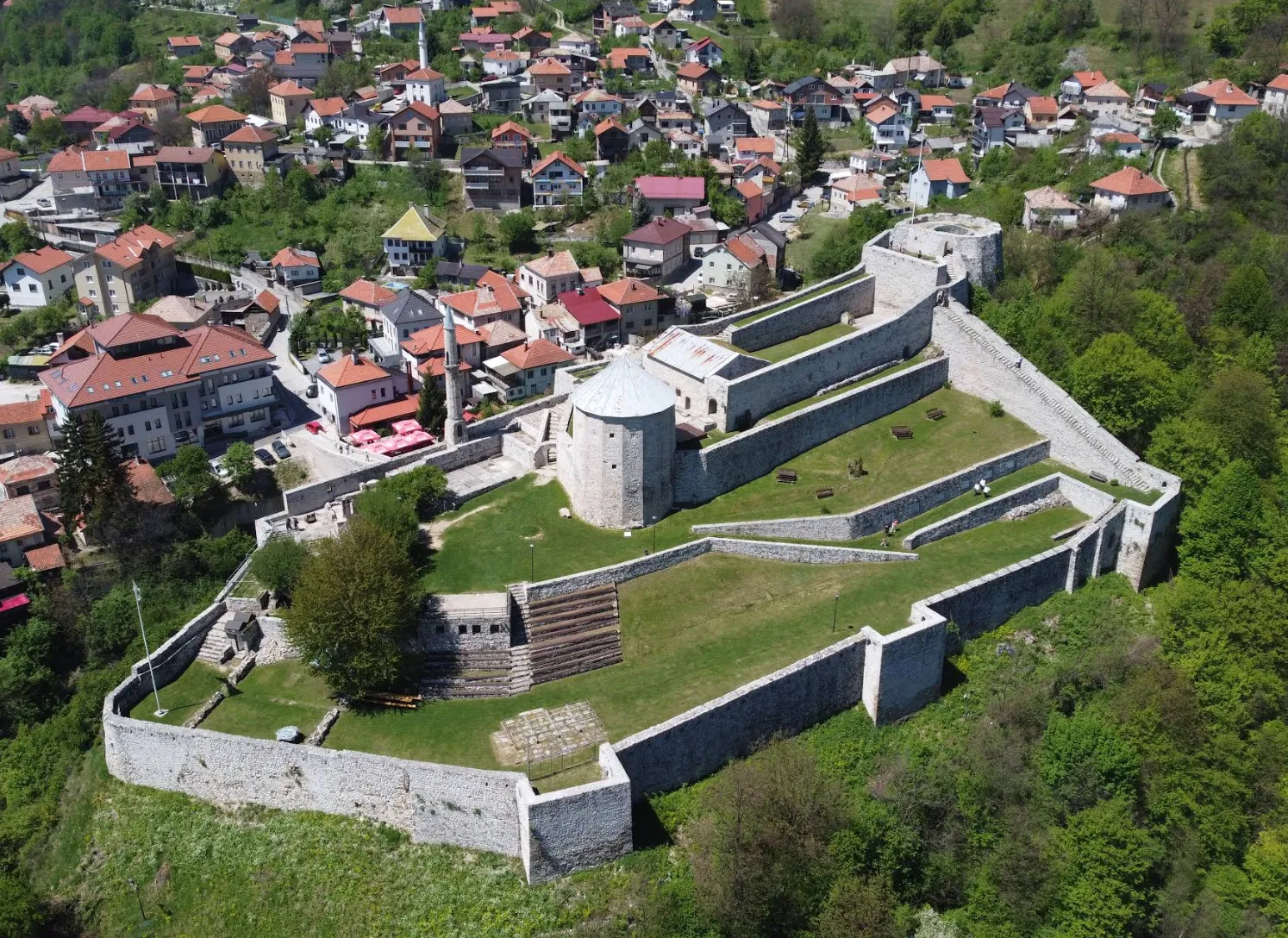Ptičja perspektiva Travničke tvrđave sa bedemima i kulama, stari grad Travnik u pozadini