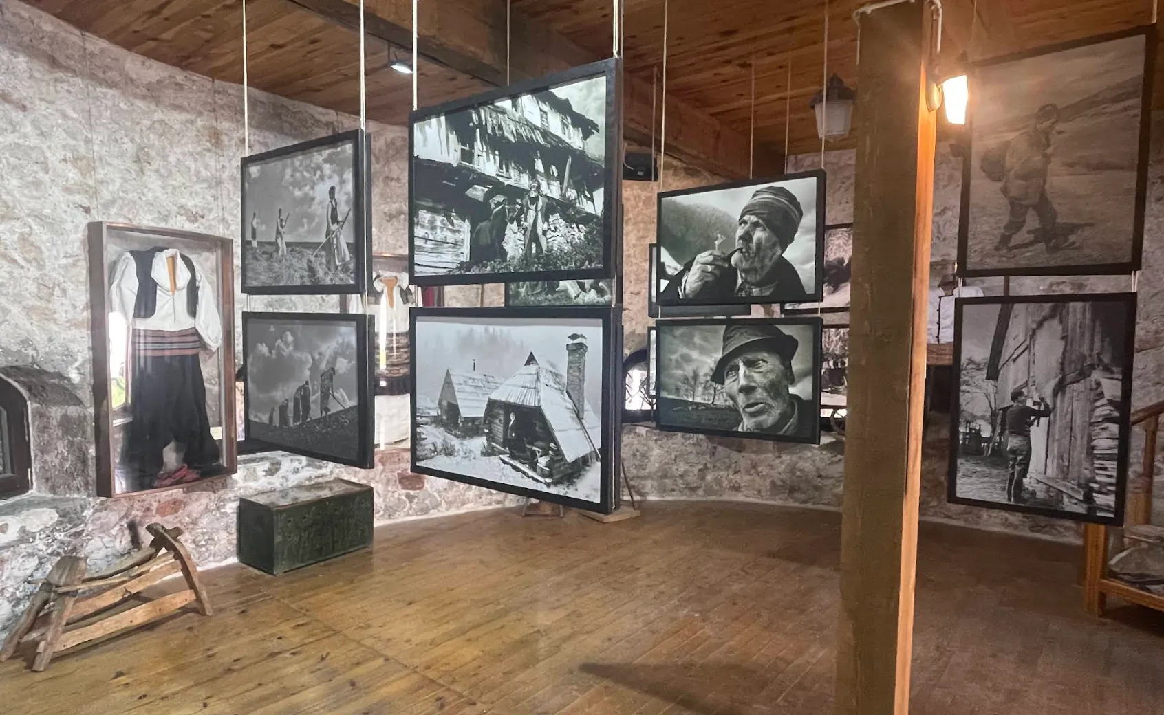 Izložbeni prostor unutar Travničke tvrđave sa historijskim fotografijama i eksponatima