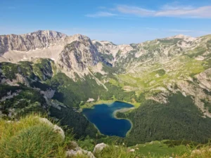 Pogled iz vazduha na Trnovačko jezero u obliku srca okruženo planinskim vrhovima