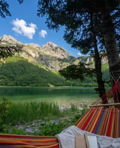 Opuštanje u ležaljci pored bistre vode Trnovačkog jezera