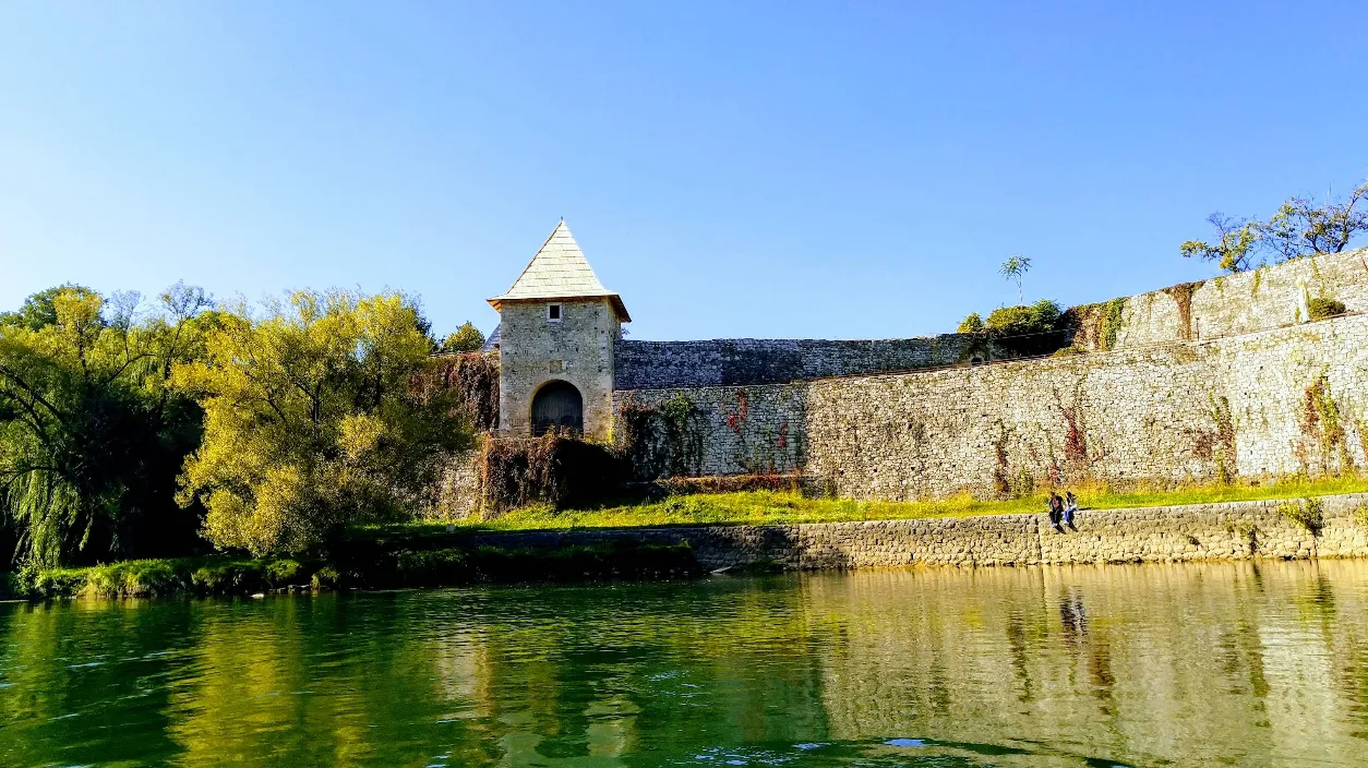 Blick auf die Mauern der Festung Kastel am Fluss Vrbas in Banja Luka