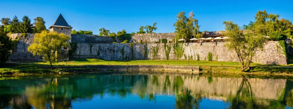 Tvrđava Kastel Banja Luka Pogled na zidine tvrđave Kastel u Banjoj Luci pored rijeke Vrbas
