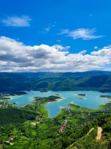 Bird's-eye view of the turquoise lake and surroundings from the Draševo viewpoint