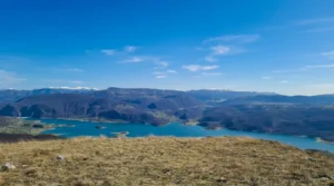 Wide mountain horizon and the lake seen from the Draševo viewpoint