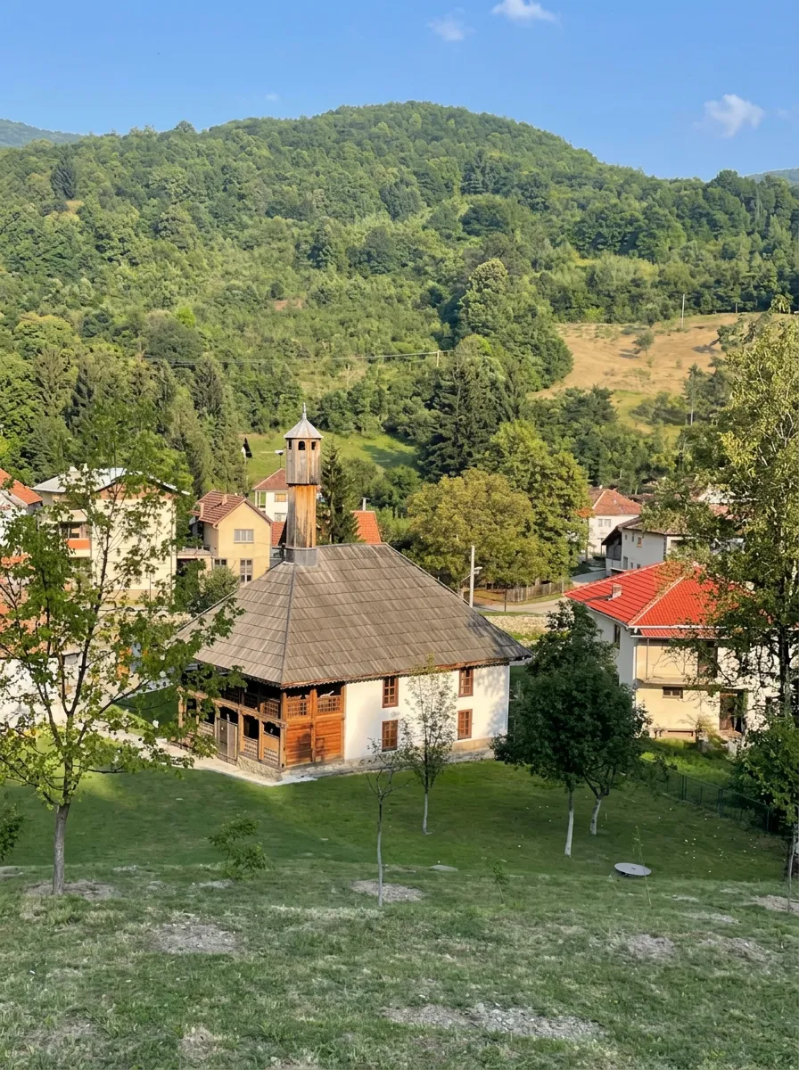 Vista sulla Moschea di legno del Sultano Mehmed II Fatih a Kraljeva Sutjeska con il verde tutt'intorno