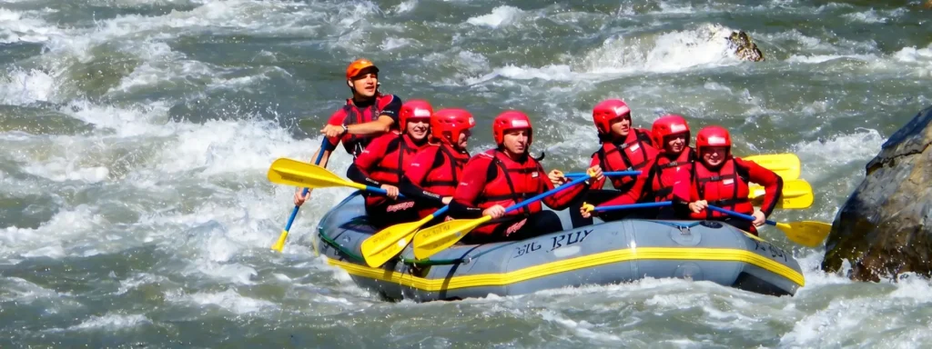 Rafting rijeka Salzach Austrija Grupa turista u crvenim prslucima na raftingu kroz brzake rijeke Salzach u Austriji