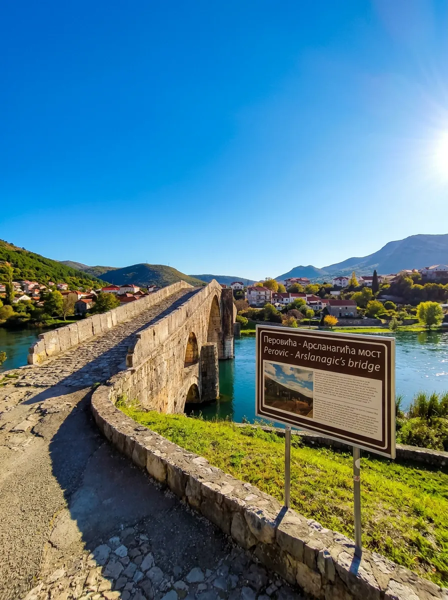 Informaciona tabla pored istorijskog Arslanagića mosta u Trebinju