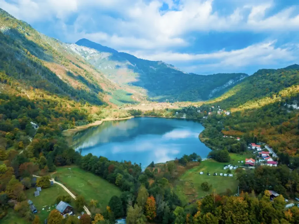 Boračko jezero podnožje planine Prenj Boračko jezero podnožje planine Prenj