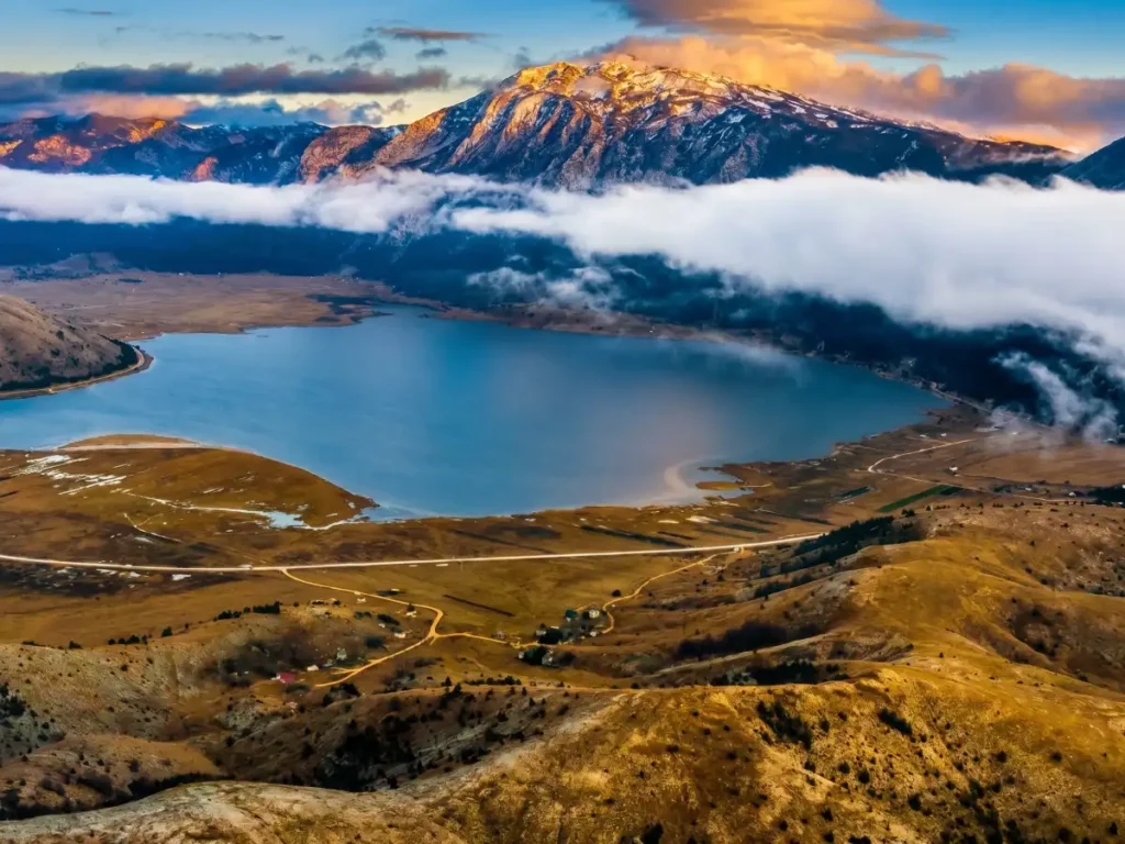 Blidinjsko jezero između planina Čvrsnica i Vrana Blidinjsko jezero između planina Čvrsnica i Vrana