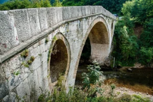 Detalj kamenih lukova Kozije ćuprije u Sarajevu, stara osmanska gradnja