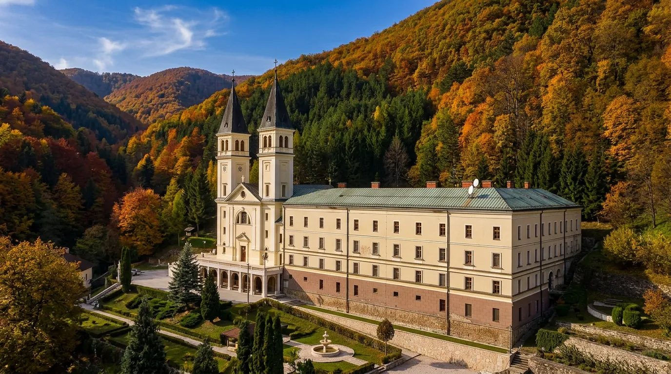 Franjevački samostan u Kraljevoj Sutjesci okružen jesenjom šumom