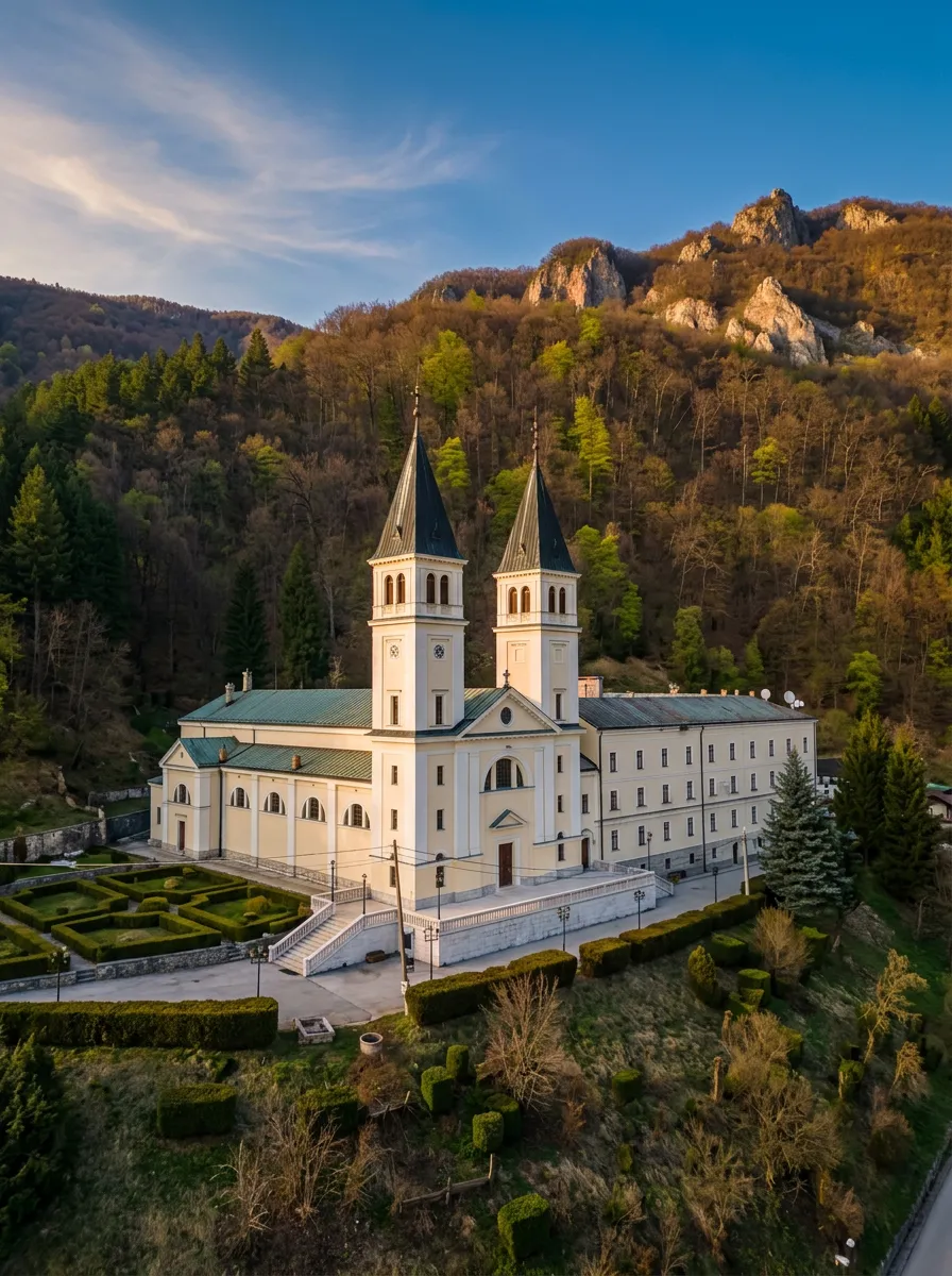Panoramski prikaz Franjevačkog samostana u Kraljevoj Sutjesci i okoline