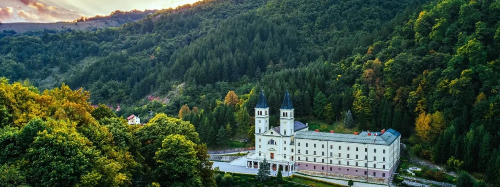 Kraljevska Sutjeska Franjevački samostan Kraljeva Sutjeska okružen gustim šumama na padinama planine, pogled odozgo