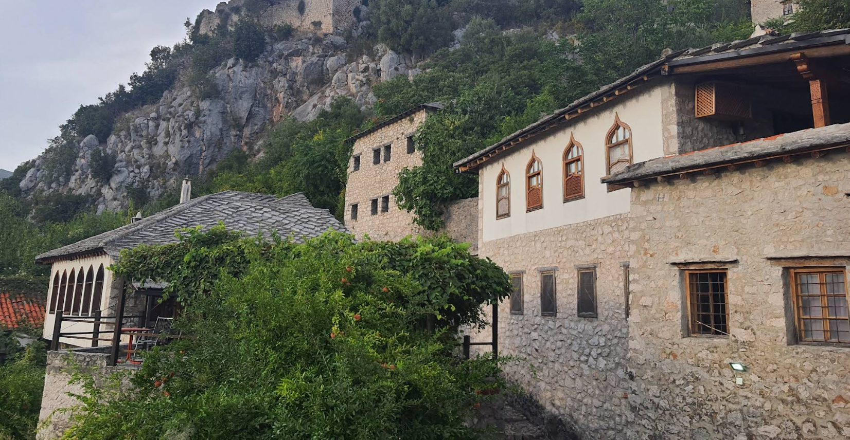 ksterijer Kuće Gavrankapetanovića u Počitelju, tradicionalna bosanska arhitektura sa kamenim zidom i drvenim prozorima