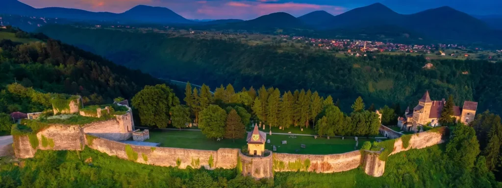 Ostrožac Cazin Pogled odozgo na tvrđavu Ostrožac okruženu gustim šumama i dolinom u pozadini