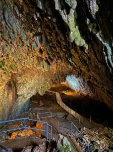 Unutrašnjost osvijetljene pećine sa pećinskim ukrasima u kompleksu Bijambare