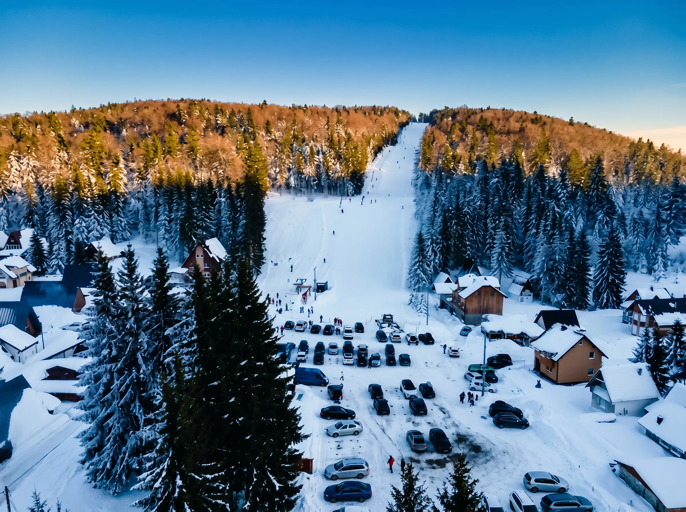 Pogled na ski stazu i parking ski centra Ponijeri zimi