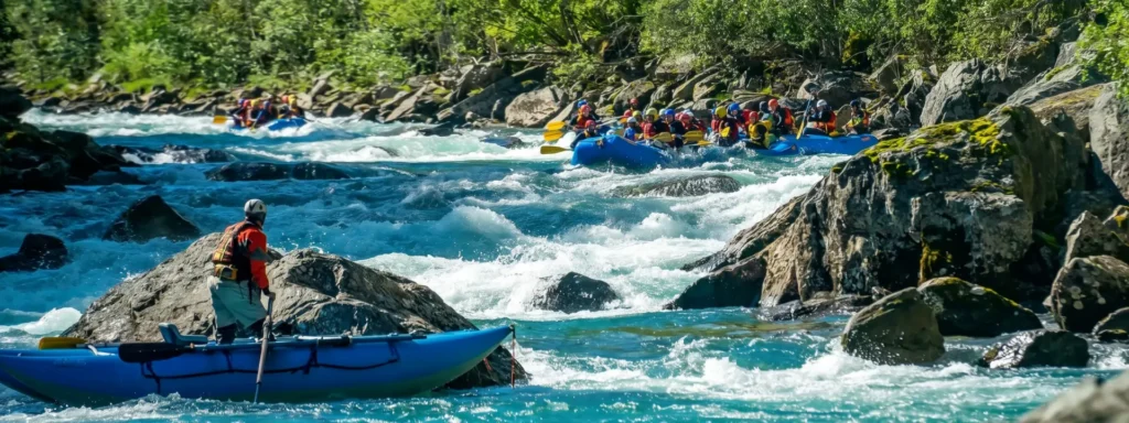 Rafting rijeka Sjoa Norveška Rafting na brzacima rijeke Sjoa u Norveškoj, čamac sa turistima između stjenovitih obala