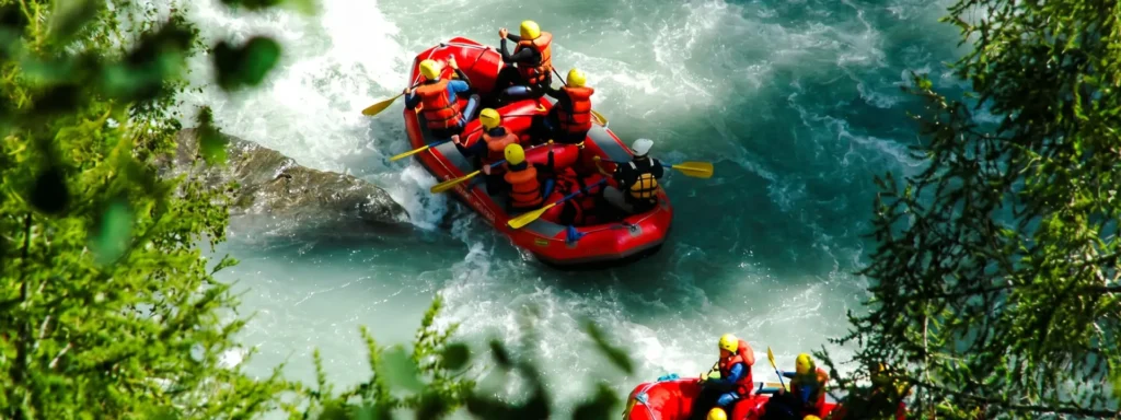 Rafting na rijekama Inn i Isar Grupa turista u crvenim prslucima na raftingu kroz snažne brzake rijeka Inn i Isar