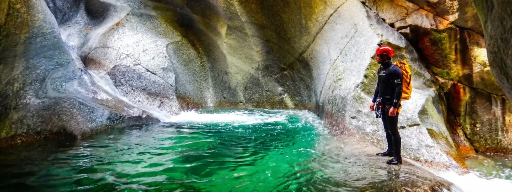 Rafting rijeka Verzasca Avanturist u opremi uz tirkiznu vodu rijeke Verzasca između mramornih stijena kanjona