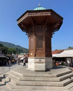 Prepoznatljiv drveni Sebilj na trgu Baščaršija u Sarajevu