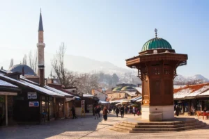 Pogled na Baščaršiju sa Sebiljem i okolnim objektima u centru Sarajeva