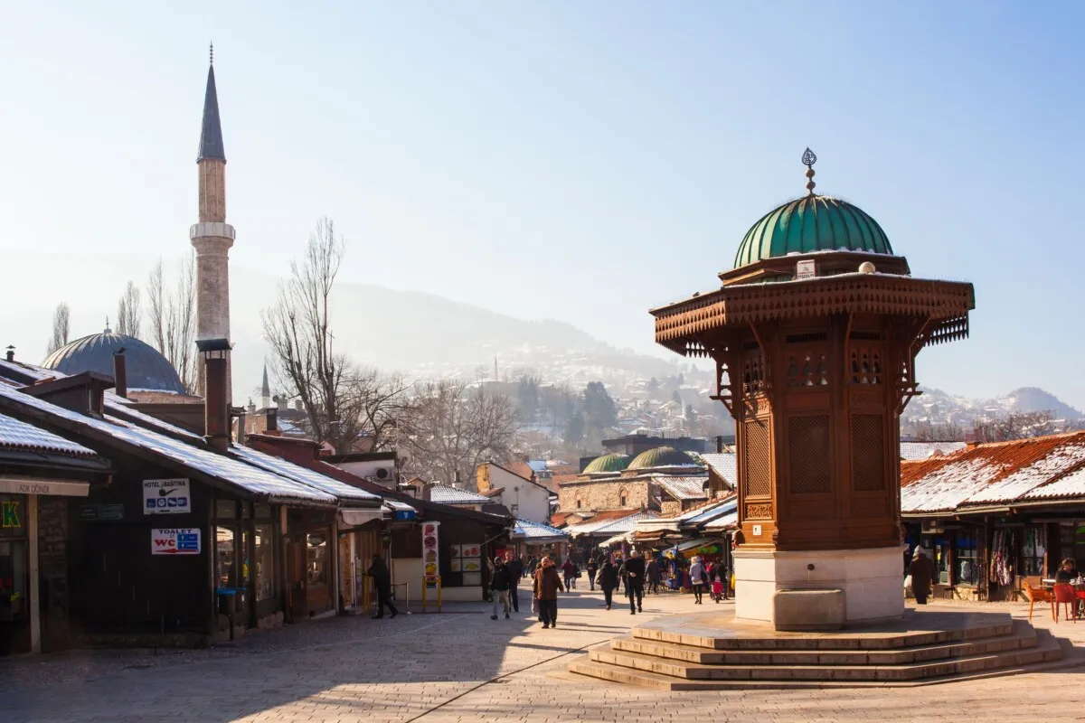 Pogled na Baščaršiju sa Sebiljem i okolnim objektima u centru Sarajeva
