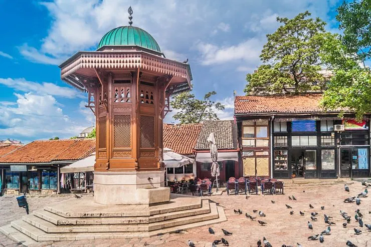 Trg sa Sebiljem u Sarajevu okružen golubovima i turističkom atmosferom