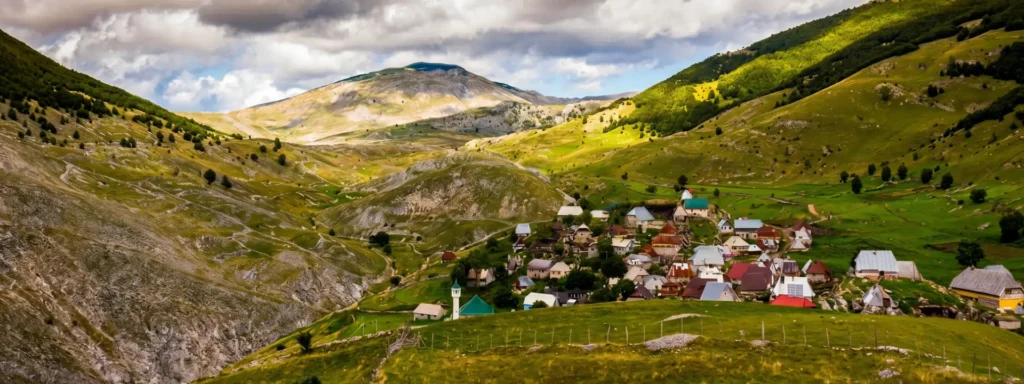 Selo Umoljani Panoramski pogled na selo Umoljani smješteno u planinskoj dolini, okruženo zelenim brdima i planinama