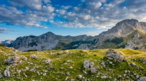 Panoramski pogled na stjenovite vrhove i pejzaž planine Treskavice pod vedrim nebom
