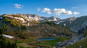 Kristalno čisto planinsko jezero okruženo prirodom i planinskim masivima Treskavice