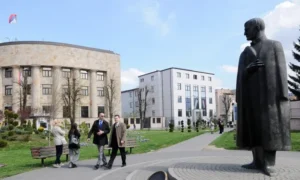 Prolaznici šetaju Trgom bana Milosavljevića u Banjoj Luci, administrativne zgrade u pozadini