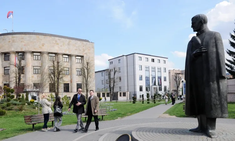 Prolaznici šetaju Trgom bana Milosavljevića u Banjoj Luci, administrativne zgrade u pozadini