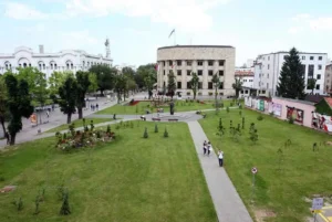 Pogled odozgo na Trg bana Milosavljevića u Banjoj Luci, zelene površine i centralna zgrada