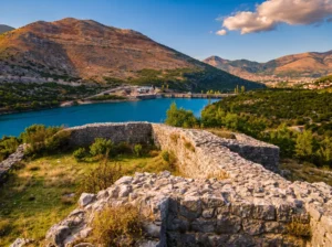 Steinreste der mittelalterlichen Festung Mičevac mit Blick auf den Fluss Trebišnjica bei Trebinje