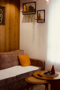 Moderan dnevni boravak apartmana Jahorina Cozy Nook sa toplim planinskim enterijerom