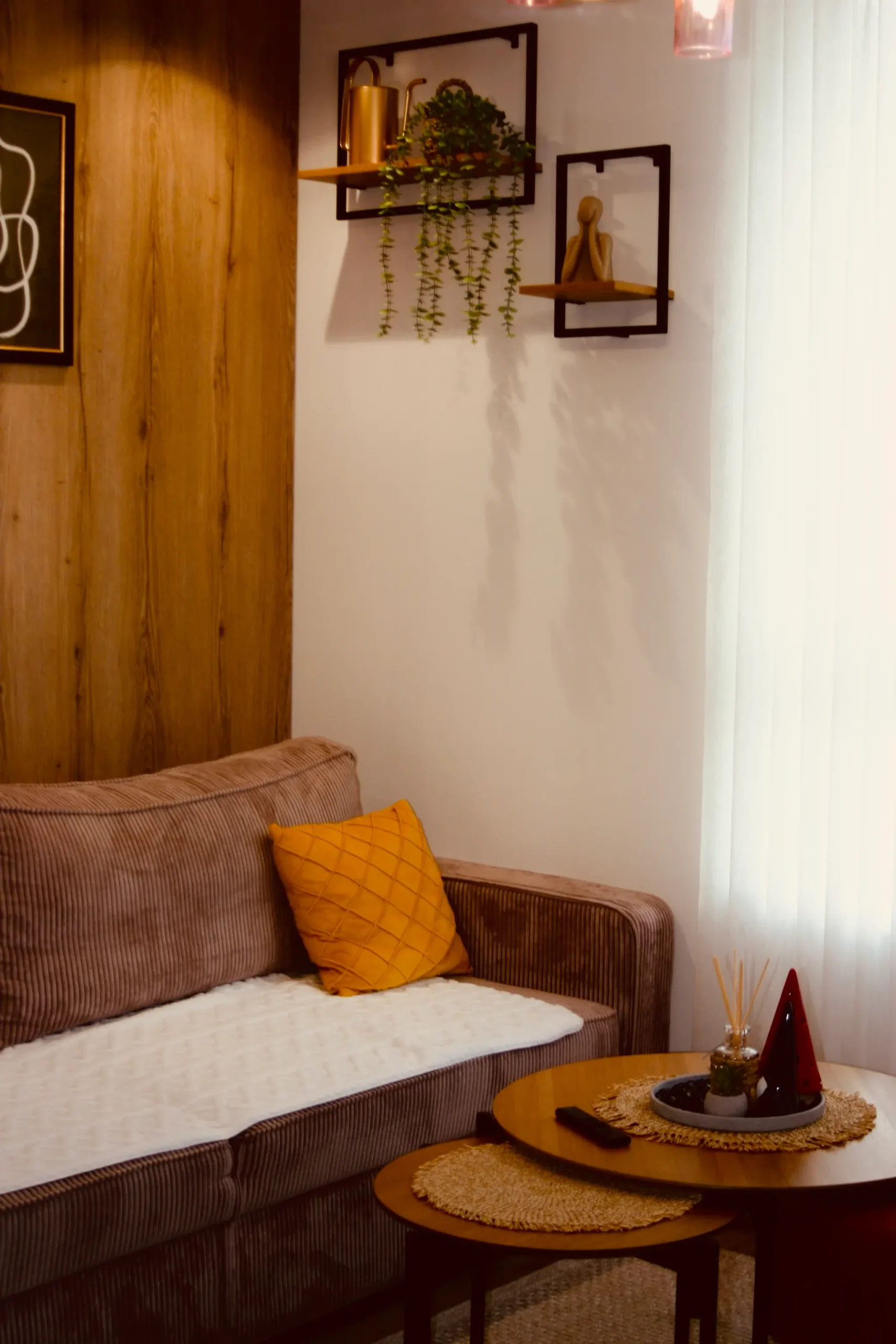 Moderan dnevni boravak apartmana Jahorina Cozy Nook sa toplim planinskim enterijerom