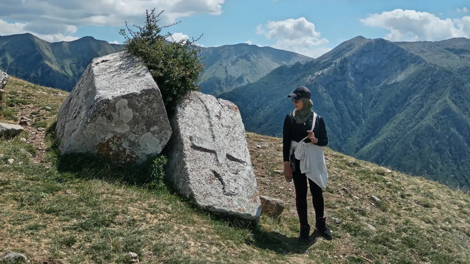 Stećci u blizini Sarajeva | Vibe Trail Sarajevo