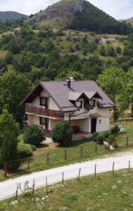 Blick auf das Ferienhaus in Umoljani von außen